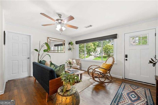 Photo - 2806 Fraser St