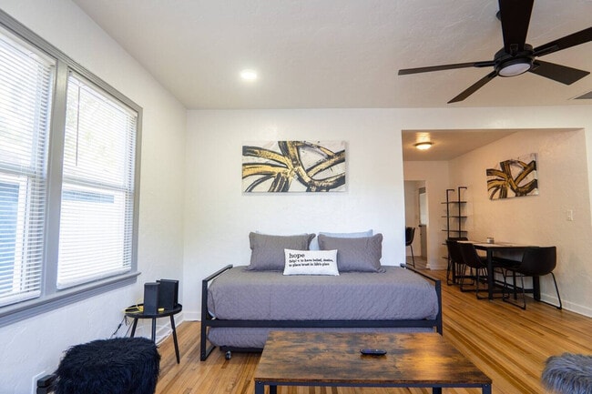 Building Photo - 2317 E Crystal Lake Ave Unit ID1094222P