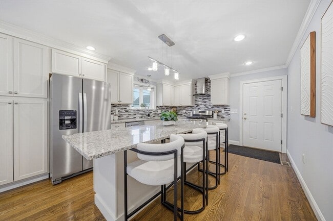 Photo - 305 Lynn St
