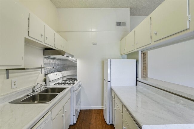 Photo - 612 W 51st St Unit 102