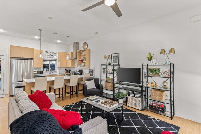 Building Photo - 352 W 5th St Unit ID1241297P