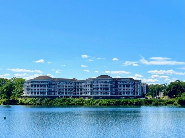 Building Photo - Captain's Lookout