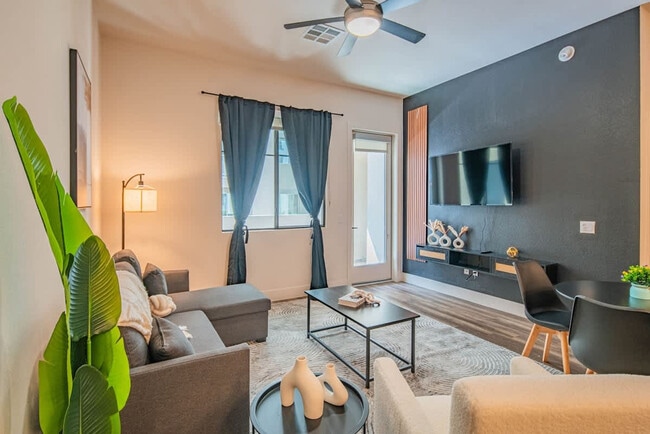 Building Photo - 15501 N Dial Blvd Unit ID1263142P