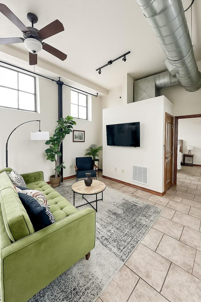 Building Photo - 521 N Jefferson Ave Unit ID1075605P