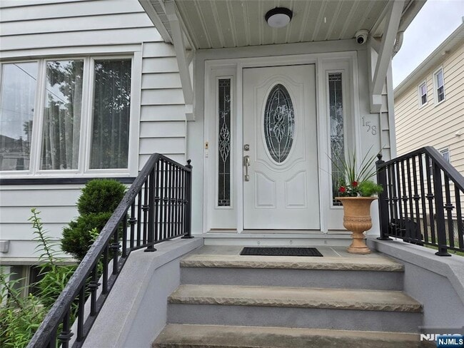 Building Photo - 158 Knapp Ave