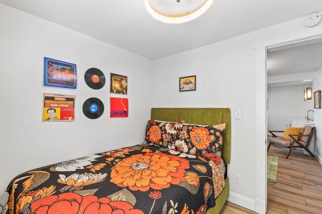 Photo - 2737 College St Unit SI ID1578465P