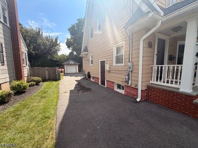 Photo - 33 Poplar Ave