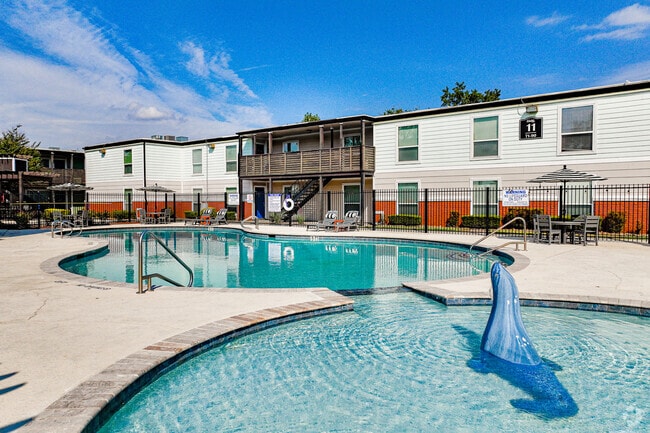 Building Photo - Montabella at Oak Forest