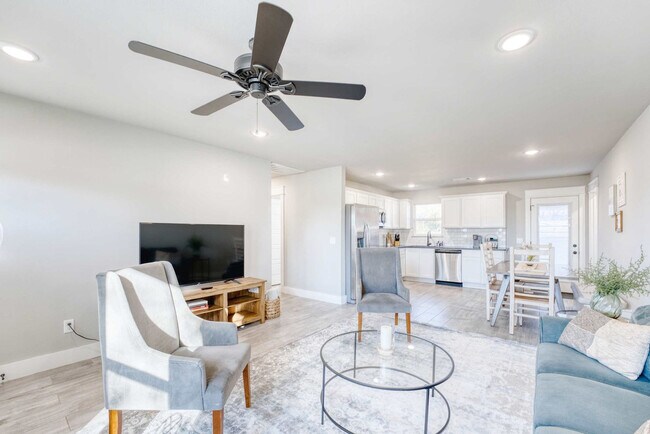 Photo - 214 NW L St Unit ID1363336P