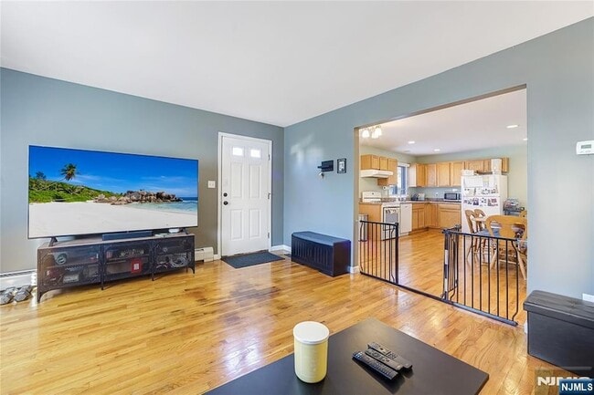 Photo - 260 Garibaldi Ave