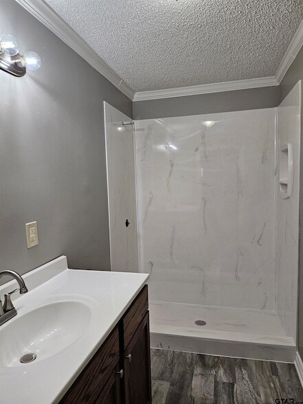 Photo - 102 Cook St