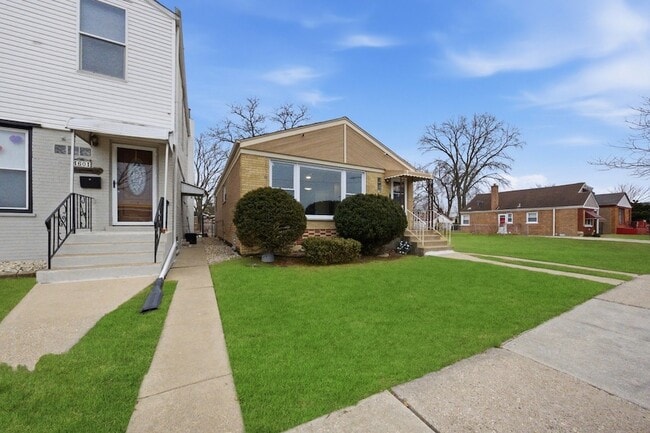 Photo - 4605 S Laramie Ave