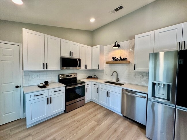 Building Photo - 4428 San Fernando Ln