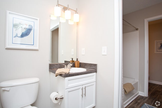 3BR, 2BA - 1,230 SF - 1322 North Apartments