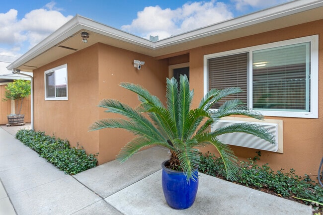 Building - Los Olivos Apartments