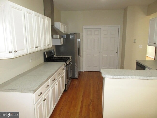 Photo - 525 Southampton Ln