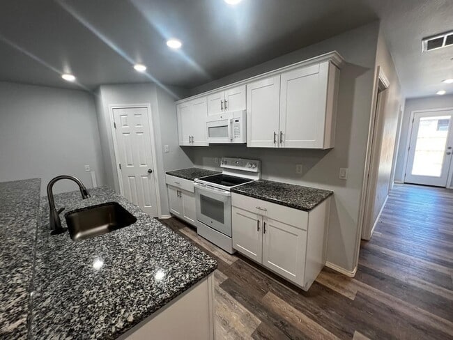 Building Photo - 5504 Jarvis St Unit A