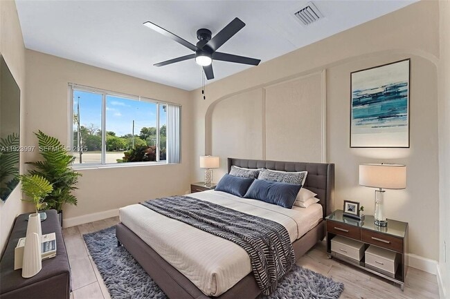 Building Photo - 2634 Sheridan St Unit 1