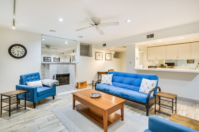 Building Photo - 2238 N Geneva Terrace Unit ID1306104P