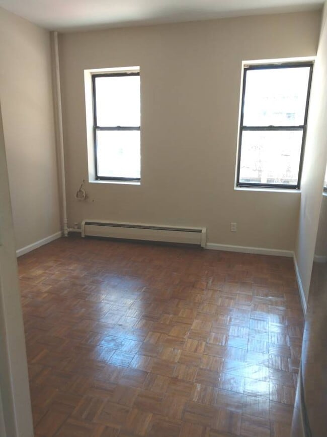 3a bright living room with high ceiling - 240 E 23rd St