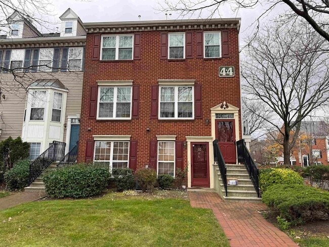 Building Photo - 10 Society Hill Dr N