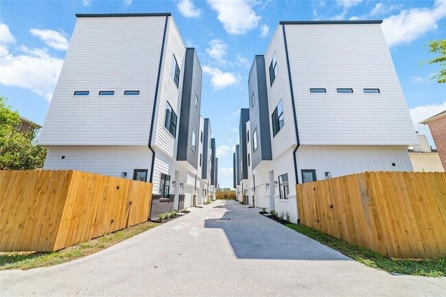 Building Photo - 5905 Fairdale Ln