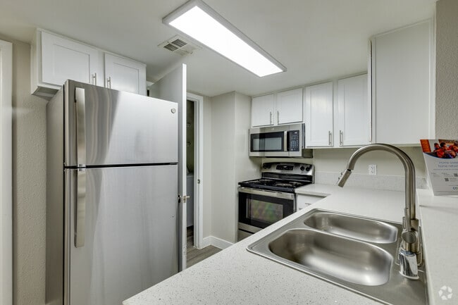 1 BR, 1 BA - 657 SF - Villa Del Rio Apartments