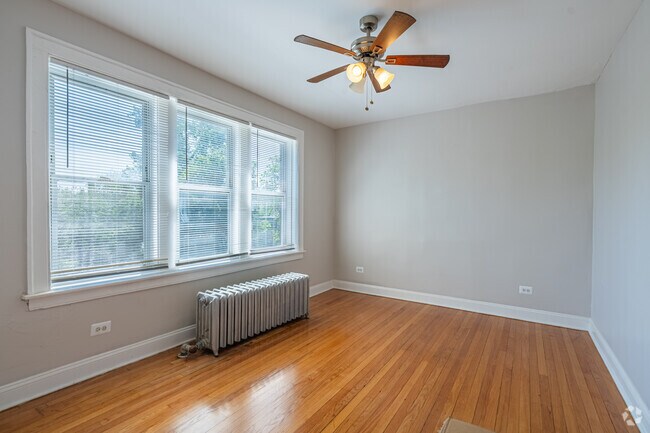 3BR, 1BA - 1,080SF - Living Room - 7526-36 S Colfax Ave