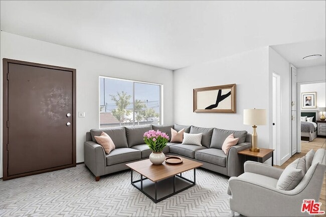 Photo - 959 S Soto St