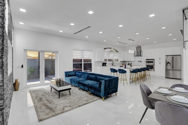 Building Photo - 3824 SW 49th Pl Unit SI ID1255736P