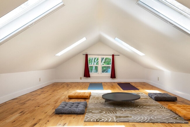 Building Photo - 4042 1st Ave NE Unit ID1035929P