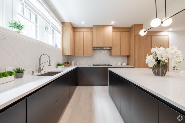 6BR, 5.5BA - 3,574SF - Kitchen - 116 Columbia St