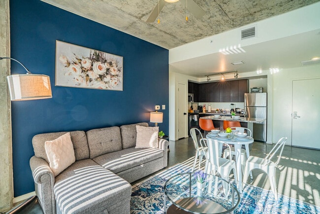 Building Photo - 333 E Roosevelt St Unit ID1388245P