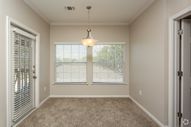 1BR, 1BA - 843SF Dining Room - The Oaks at Bentwater