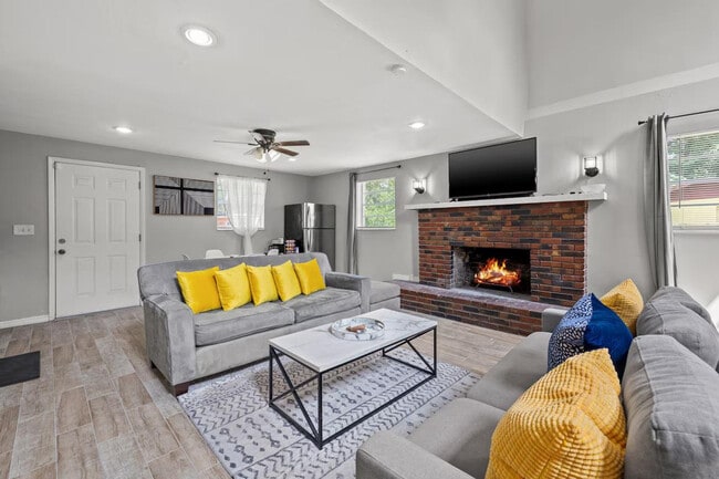 Building Photo - 4314 E Henry Ave Unit ID1244350P