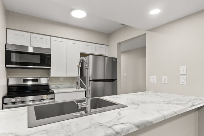 Unit 219 (2bed 1bath) Renovated - Dunlap Lakeside