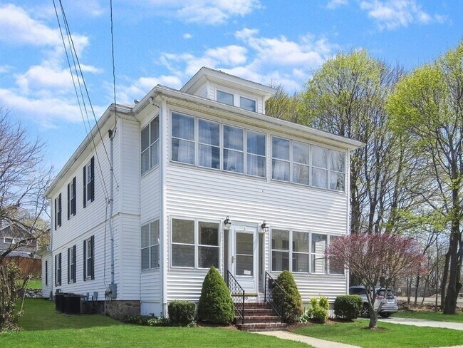 Building Photo - 100 Neil St Unit 2