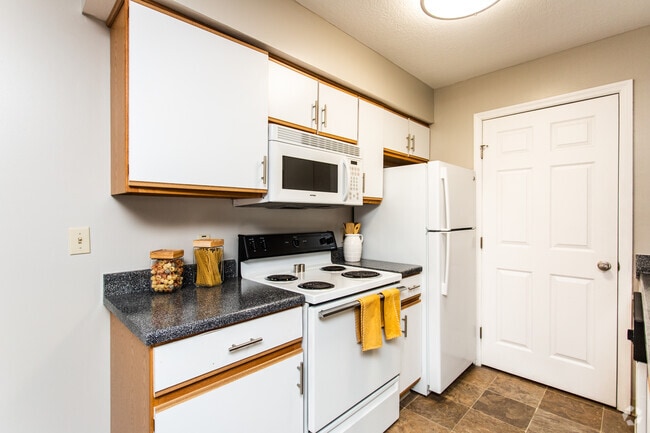 1BR, 1BA - 724 SF - Cove At Cooper Lakes