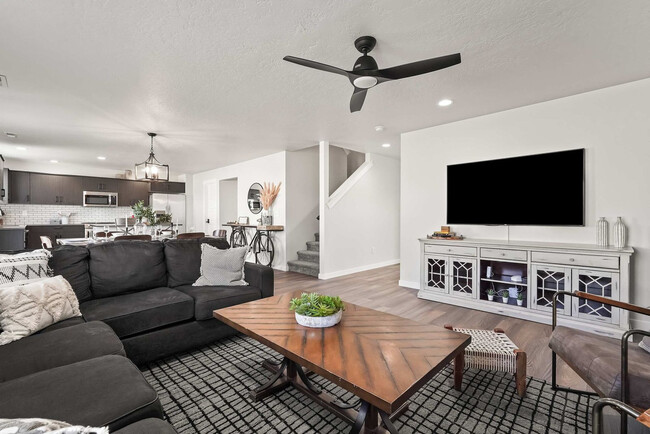 Building Photo - 6976 W Redwood Crk Dr Unit ID1250676P