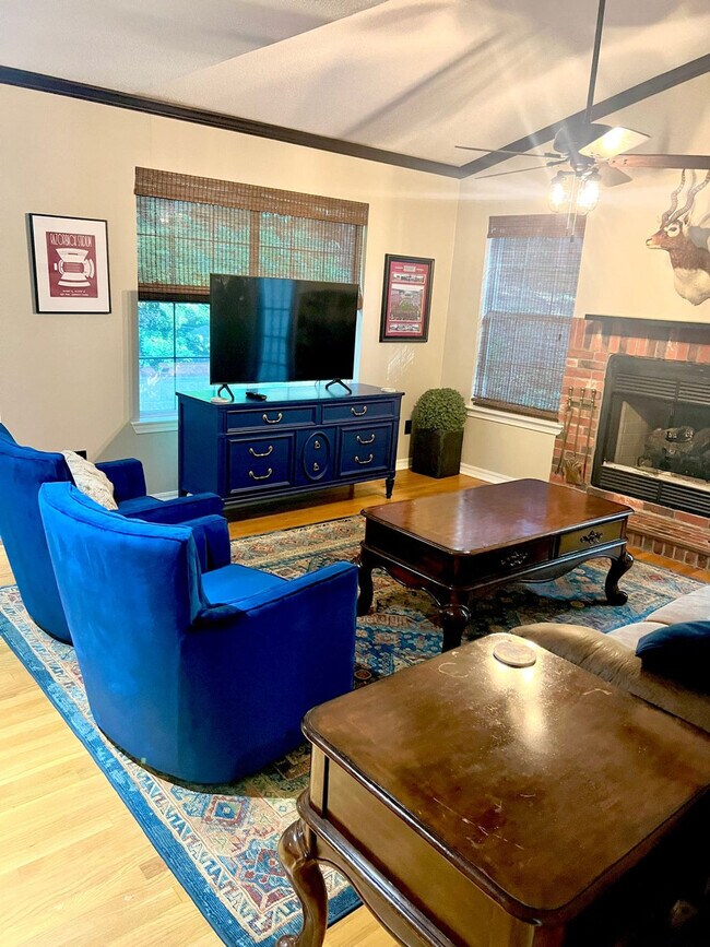 Building Photo - 1072 Valley View Dr Unit ID1363334P