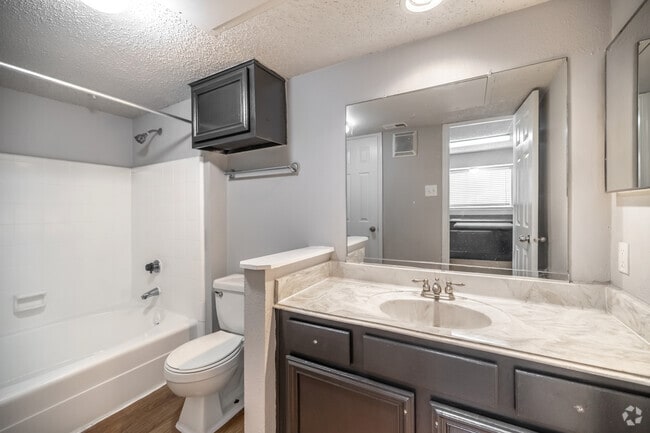 1BR, 1BA - 803SF - Bathroom - Mansions Of Shadowbriar