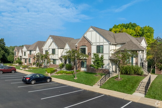 Friendly Gated Community - River Oaks Apartments of Rochester Hills