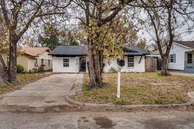 Photo - 2110 Aggie Dr