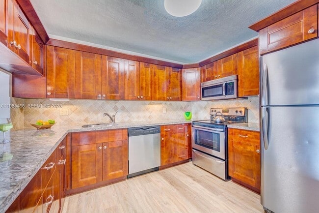 Photo - 1960 Bayberry Dr