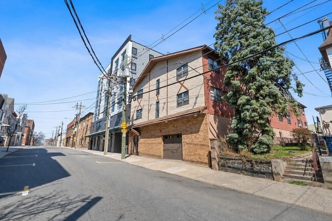 Building Photo - 56 68th St