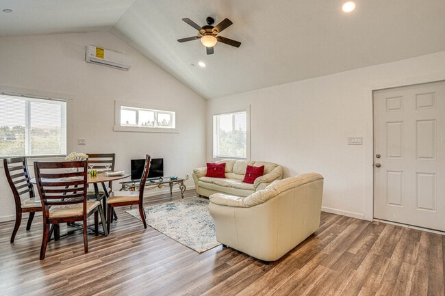 Building Photo - 1120 Sunrise Hill Unit ID1305282P