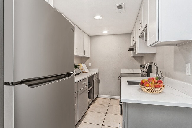 Building Photo - ReNew on Temple