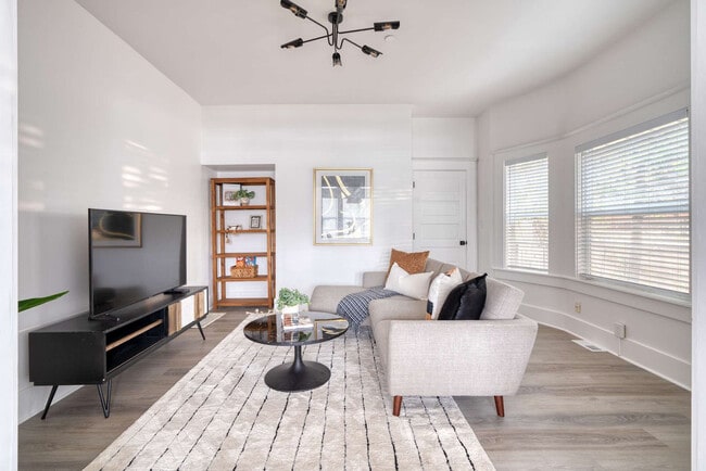 Building Photo - 317 NE Beech St Unit ID1309851P