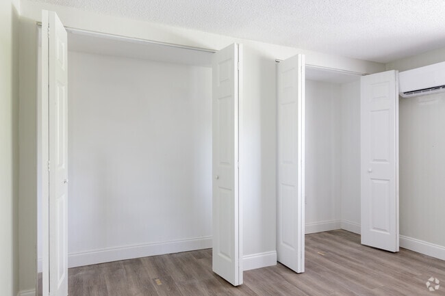1BR, 1BA - 575SF - Closets - Addison Cove