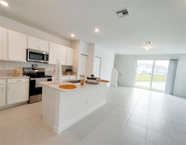 Photo - 400 SE Crossoak Ln